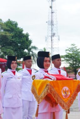 Mengenal Sosok Sri Mulyani, Putri Petani dari Bone, Sukses Membawa Baki Merah Putih di HUT ke-80 RI