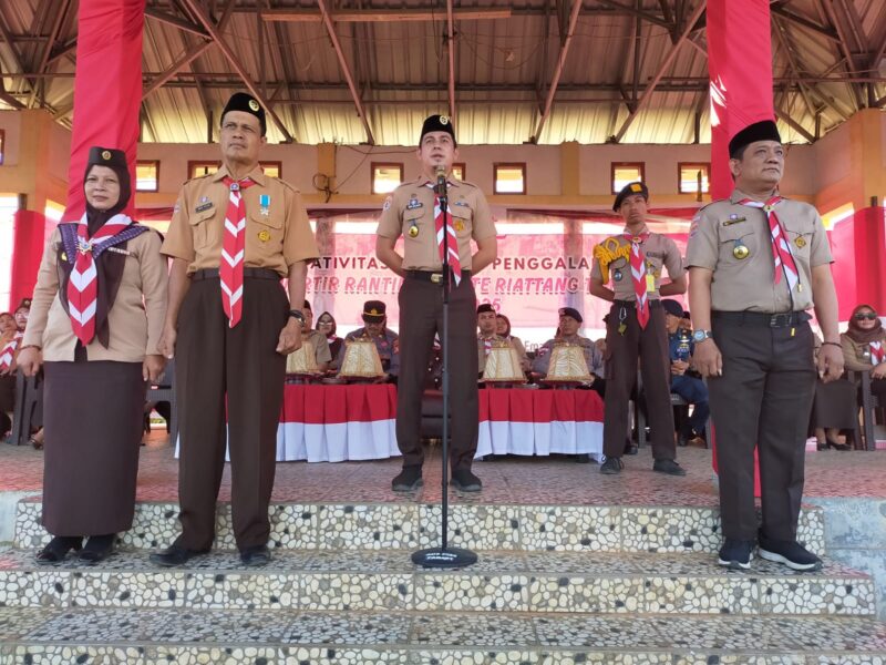 Camat Tanete Riattang Timur yang juga Ketua Mabiran menyampaikan sambutan saat apel besar upacara Peringatan Hari Pramuka Nasional ke-64 Tingkat Penggalang