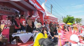 Wakil Bupati Bone H. Andi Akmal Pasluddin bersama Camat Tanete Riattang Timur A.M. Iqbal Walinono didampingi istri, Ketua Muslimah NU Bone Hj. Andi Syamsiar Halid menerima penghormatan para peserta kontingen.