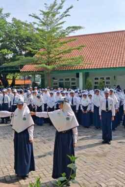 Upacara Bendera di MTSN 03 Surabaya Berlangsung Khidmat, Siswa Kelas IX Diharapkan Berikan Kesan Yang Terbaik