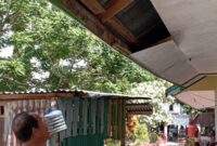 Kondisi palpon UPT SDN 16 Cellu berjatuhan dimakan rayap dan kayu penyangga yang sudah lapuk.