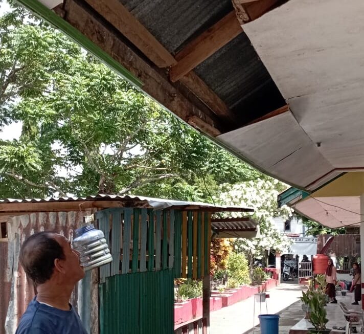 Kondisi palpon UPT SDN 16 Cellu berjatuhan dimakan rayap dan kayu penyangga yang sudah lapuk.