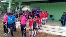 Tim sepak bola Liga Pelajar SD Inpres 5/81 Ponre Ponre persiapan memasuki arena.