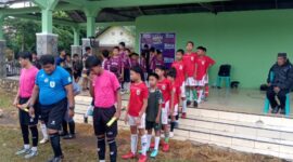 Tim sepak bola Liga Pelajar SD Inpres 5/81 Ponre Ponre persiapan memasuki arena.