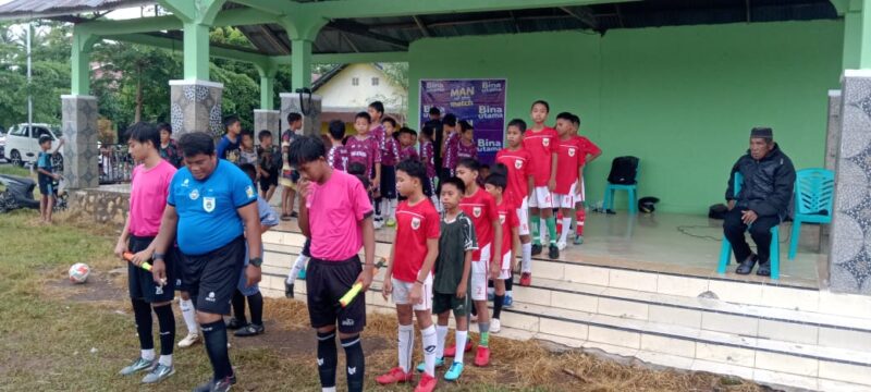 Tim sepak bola Liga Pelajar SD Inpres 5/81 Ponre Ponre persiapan memasuki arena.
