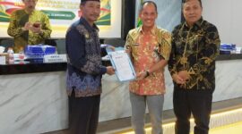 Kepala Dinas Koperasi dan UKM Kabupaten Bone Hamzah Sunusi, S.Sos, M.Si menyerahkan Sertifikat penghargaan Koperasi Sehat kepada Ketua KPRI KAKORDA Taufik Raden didampingi Kakan Kemenag Bone Dr. H. Abdul Rafik, M.Pd.
