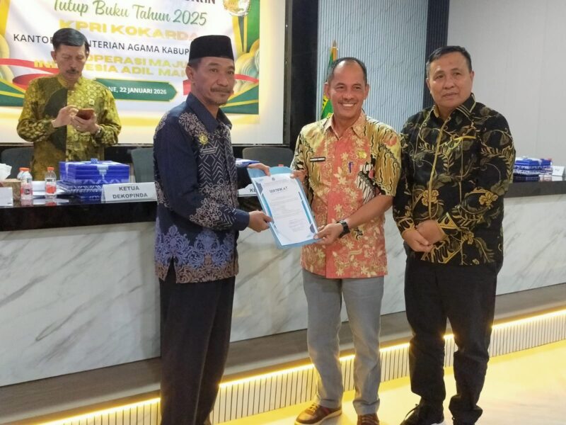 Kepala Dinas Koperasi dan UKM Kabupaten Bone Hamzah Sunusi, S.Sos, M.Si menyerahkan Sertifikat penghargaan Koperasi Sehat kepada Ketua KPRI KAKORDA Taufik Raden didampingi Kakan Kemenag Bone Dr. H. Abdul Rafik, M.Pd.