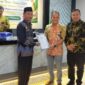 Kepala Dinas Koperasi dan UKM Kabupaten Bone Hamzah Sunusi, S.Sos, M.Si menyerahkan Sertifikat penghargaan Koperasi Sehat kepada Ketua KPRI KAKORDA Taufik Raden didampingi Kakan Kemenag Bone Dr. H. Abdul Rafik, M.Pd.
