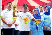 Bupati Bone H. Andi Asman Sulaiman didampingi Plt. Kepala Dinas Pendidikan Kabupaten Bone Edy Saputra Syam  dan Ketua TP PKK Hj. Maryam Andi Asman saat meresmikan Revitalisasi SD Inpres 3/77 Panyula Kecamatan Tanete Riattang Timur.