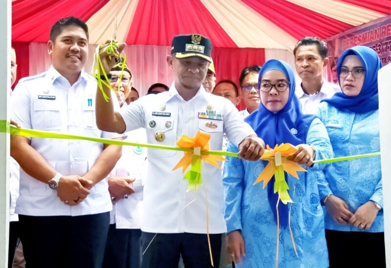 Bupati Bone H. Andi Asman Sulaiman didampingi Plt. Kepala Dinas Pendidikan Kabupaten Bone Edy Saputra Syam  dan Ketua TP PKK Hj. Maryam Andi Asman saat meresmikan Revitalisasi SD Inpres 3/77 Panyula Kecamatan Tanete Riattang Timur.