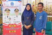 Rasa haru dan bangga, Cinta Dwi Putri swafoto bersama Kepala UPT SMP Negeri 4 Watampone Ambo Tuo, S.Pd, M.Pd.