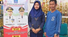 Rasa haru dan bangga, Cinta Dwi Putri swafoto bersama Kepala UPT SMP Negeri 4 Watampone Ambo Tuo, S.Pd, M.Pd.