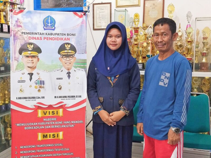 Rasa haru dan bangga, Cinta Dwi Putri swafoto bersama Kepala UPT SMP Negeri 4 Watampone Ambo Tuo, S.Pd, M.Pd.