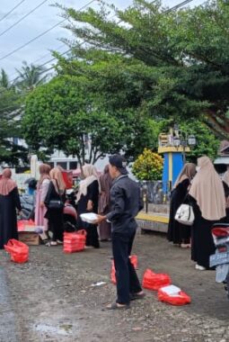 K3S Kecamatan Libureng Gelar Aksi Berbagi Takjil di Camming, Pererat Silaturahmi di Bulan Ramadhan