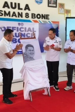 Wabup Bone Resmikan Studio Podcast SMAN 8 dan Launching Buku “Mengenang Jejak Ahmad Kamal” di Kajuara