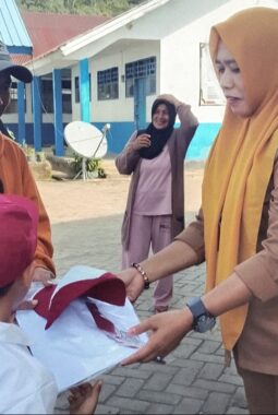 Pemkab Bone Salurkan Seragam Sekolah Gratis, Kepala SDN 187 Tompobulu: Terima Kasih Pemerintahan Beramal