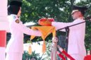 Naura Melia Putri saat menerima bendera merah putih dari Bupati Bone Andi Asman Sulaiman.