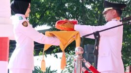Naura Melia Putri saat menerima bendera merah putih dari Bupati Bone Andi Asman Sulaiman.