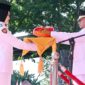 Naura Melia Putri saat menerima bendera merah putih dari Bupati Bone Andi Asman Sulaiman.
