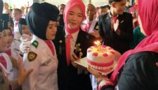 Suasana haru dan gembira pecah saat Sri Nuralya mendapat kejutan berupa kue ulang tahun dan momen saat berjumpa dengan orang tuanya.