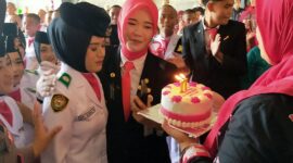 Suasana haru dan gembira pecah saat Sri Nuralya mendapat kejutan berupa kue ulang tahun dan momen saat berjumpa dengan orang tuanya.