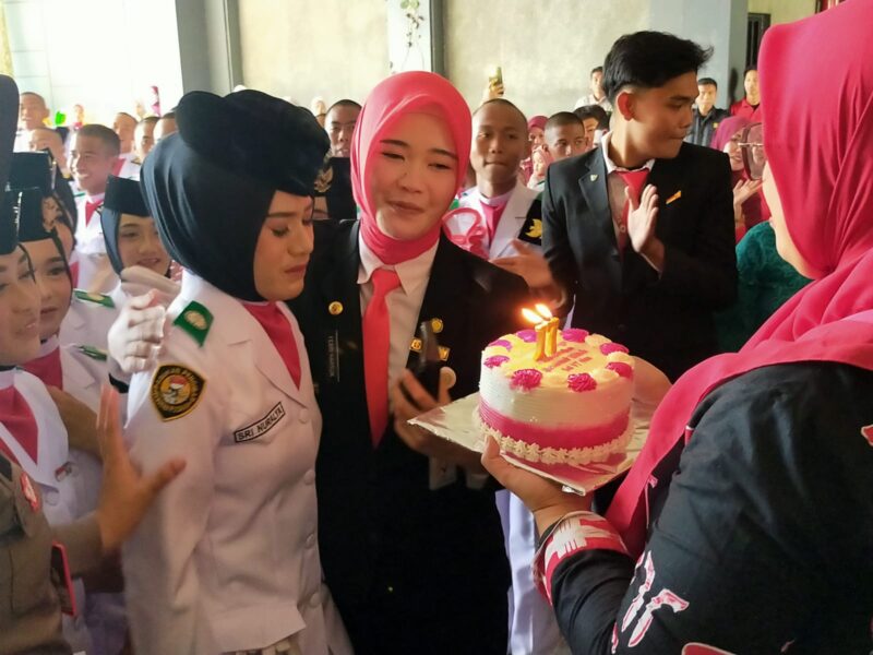 Suasana haru dan gembira pecah saat Sri Nuralya mendapat kejutan berupa kue ulang tahun dan momen saat berjumpa dengan orang tuanya.