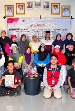 Dorong Ketahanan Pangan dari Pekarangan, Mahasiswa KKN-T 116 Kenalkan Budikdamber di Bulucenrana