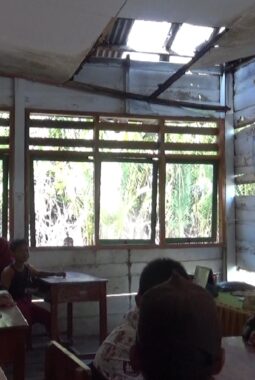 Atap Bocor, Lantai Berlubang: Puluhan Siswa SD di Pelosok Bone Belajar di Tengah Ancaman Keselamatan